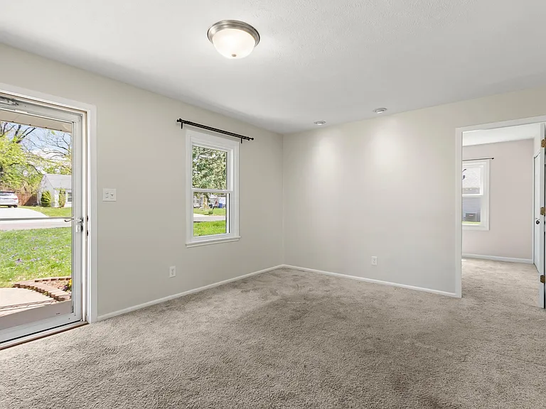 5209 N Glen Elm Dr — Photo 3