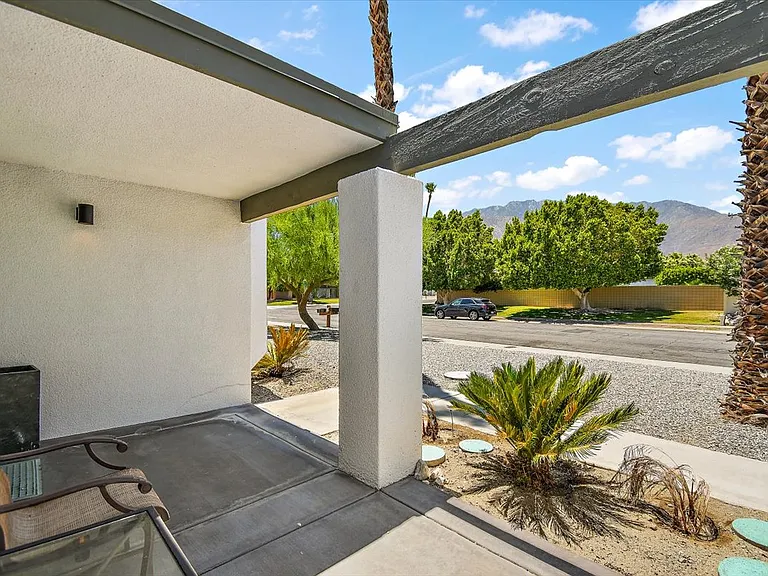 2632 N Aurora Dr — Photo 32