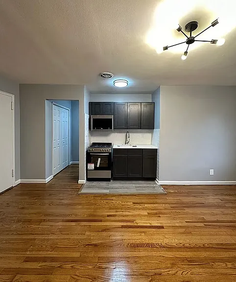 138 E 7th St #7 — Photo 36