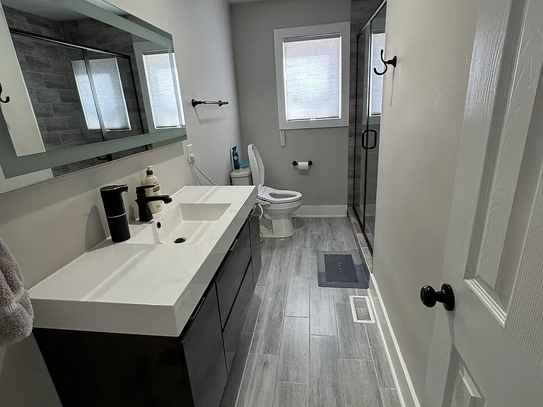 shared bathroom for bedroom 2 and 3 and guests