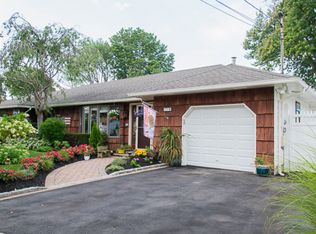 25 Greatwater Ave, Massapequa, NY 11758