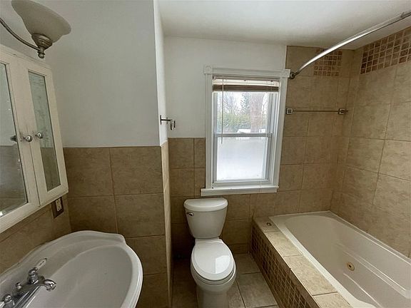 5th image of 16124 Blackstone St