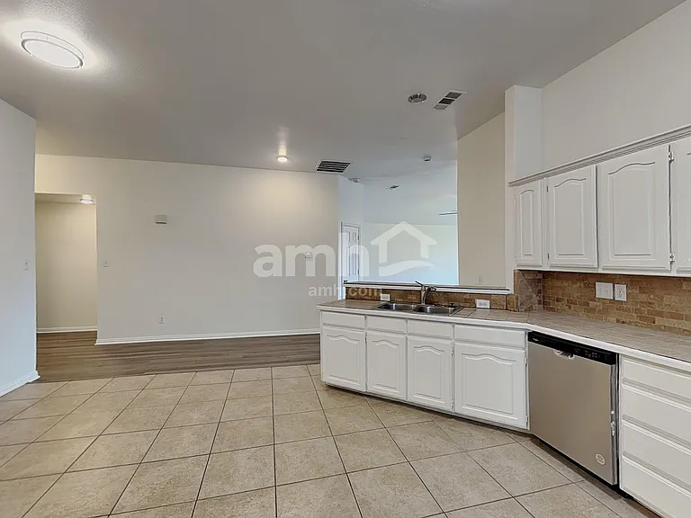 1208 Marchant Pl — Photo 5