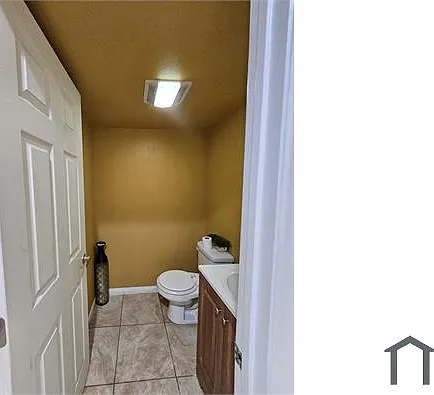 887 E 40th Pl #C — Photo 25