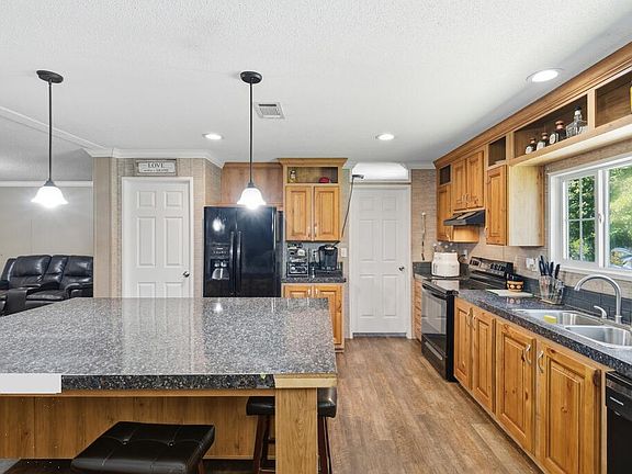 3rd image of 1071 White Dr NE