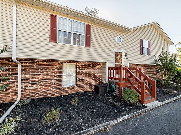3rd image of 703 Goose Meadow Dr