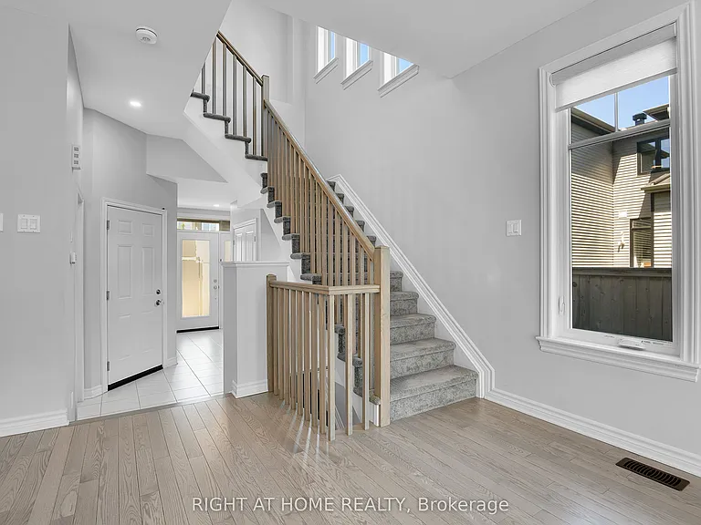 45 Mandevilla Cres — Photo 6