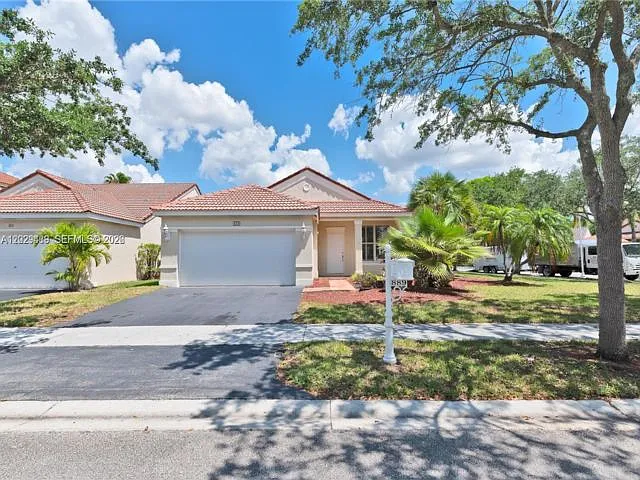 889 Sand Creek Cir — Photo 2