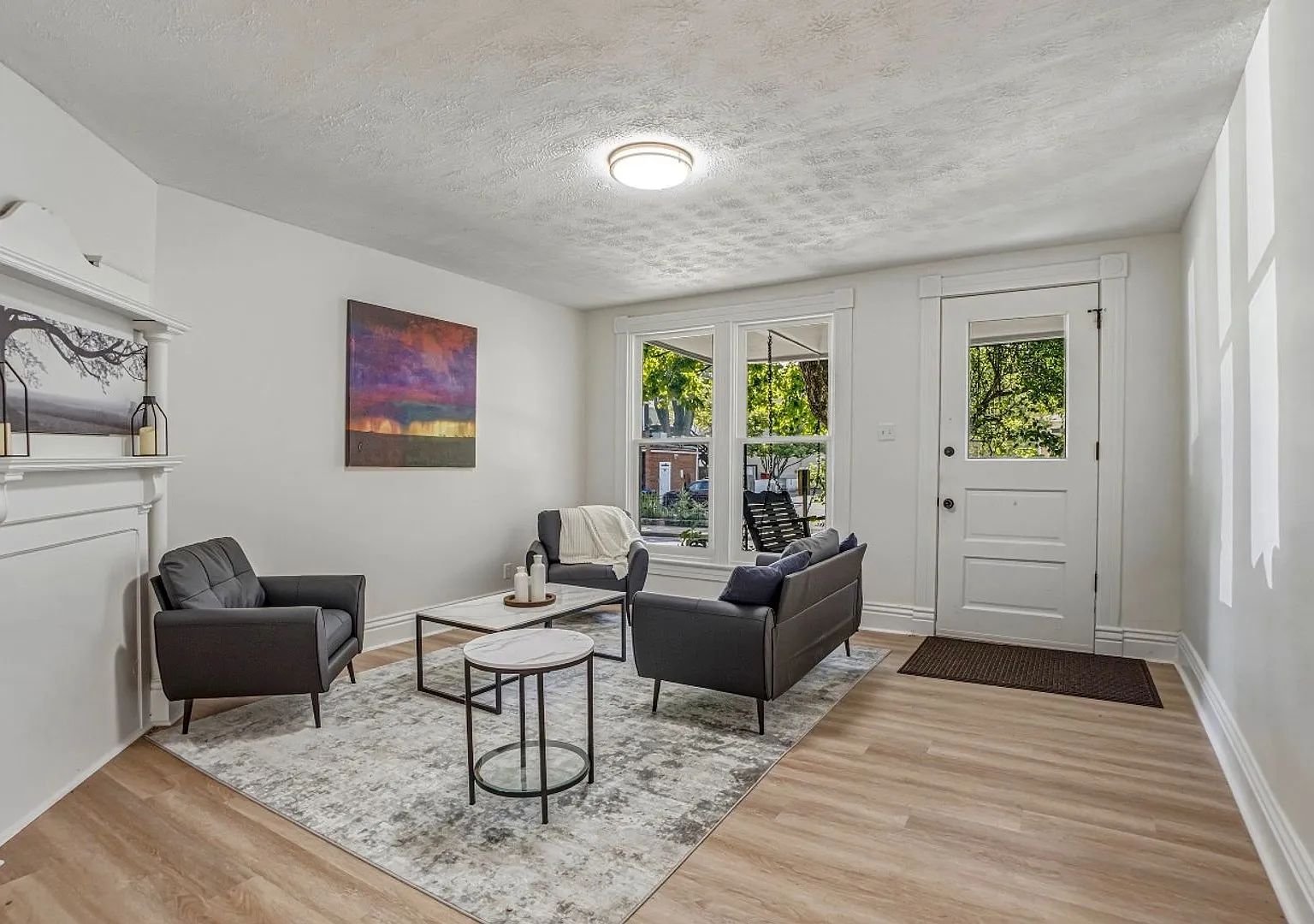 Beautifully renovated 3 bedroom furnished home in Clifton! — Photo 2