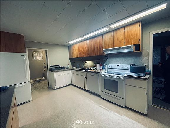 4th image of 28112 Vernon Avenue W