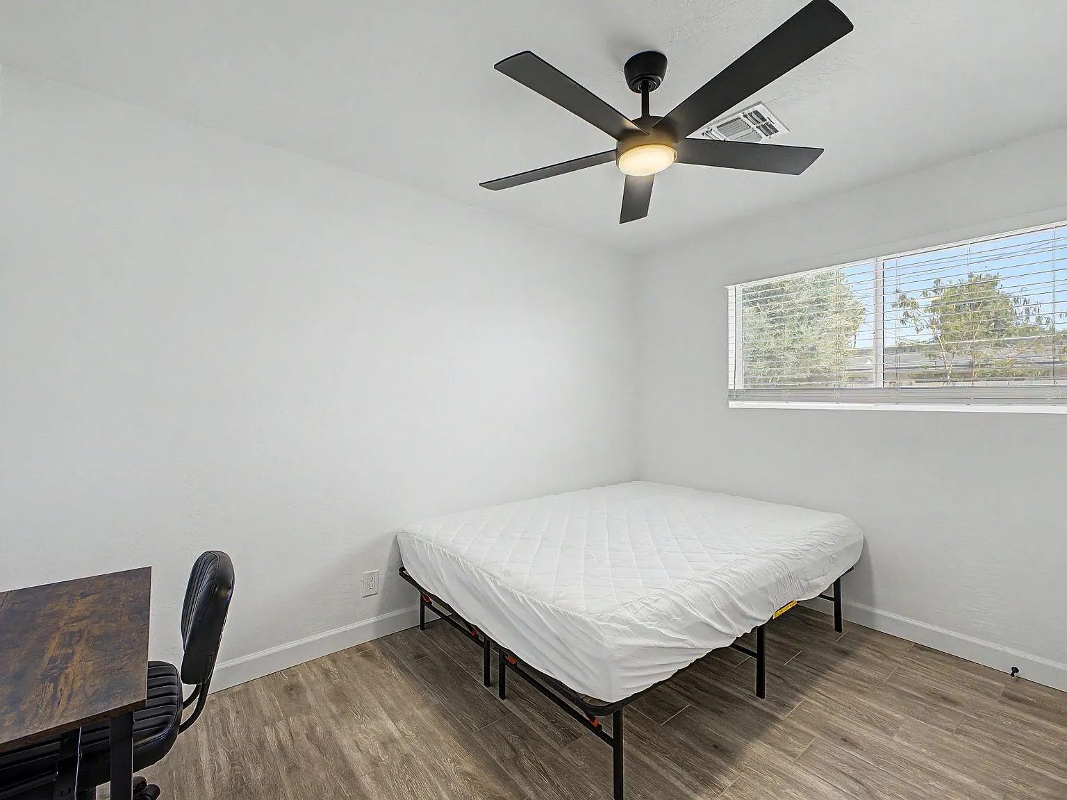 4 bed, 4.0 bath, 2400 sqft, $1,299 — Photo 4