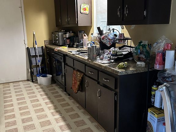 4th image of 385 Cloverdale Dr