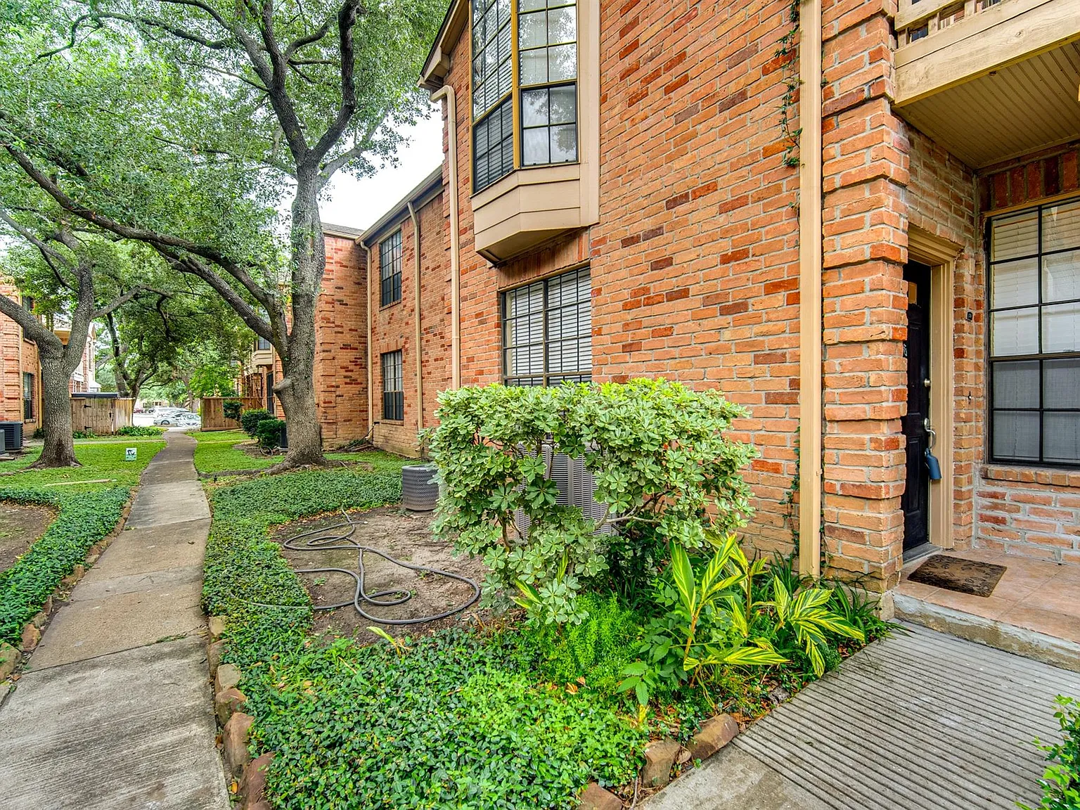 2 bed, 2.0 bath, 1399 sqft, $1,700 — Photo 2