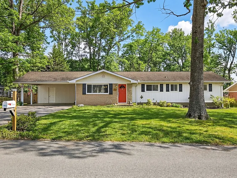 1108 Edgewood Dr NW — Photo 2