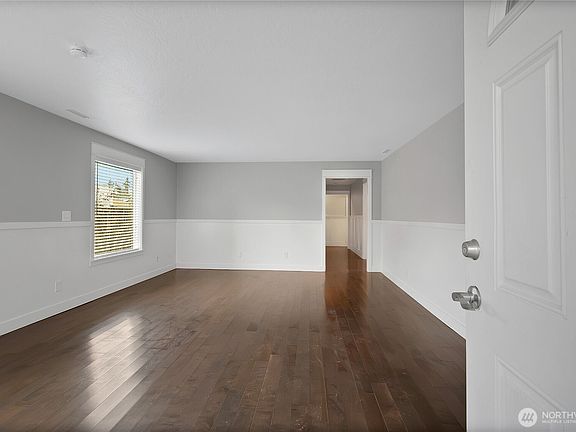4th image of 711 Le Lou Wa Place NE