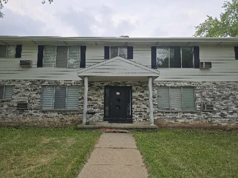 2 bed, 1.0 bath, $869 — Photo 2