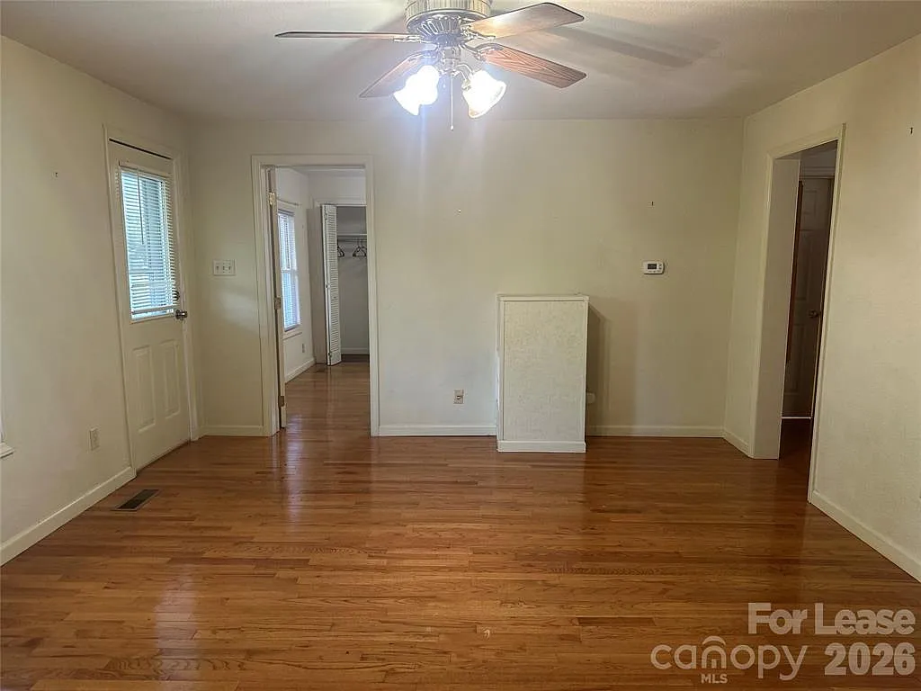 3 bed, 1.0 bath, 1000 sqft, $1,800 — Photo 4