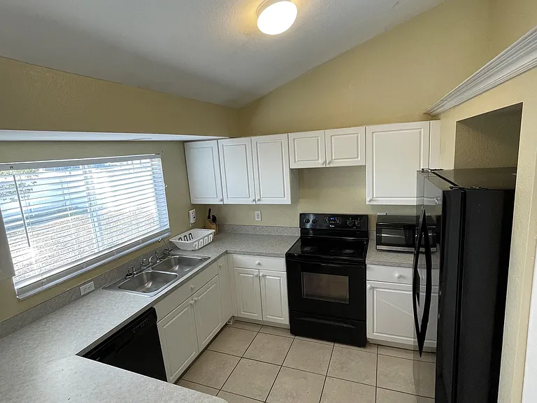 1602 SW 16th Ct — Photo 9