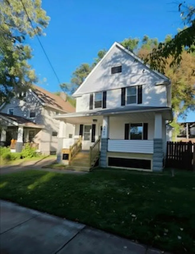 3 bed, 1352 sqft, $1,895 — Photo 2