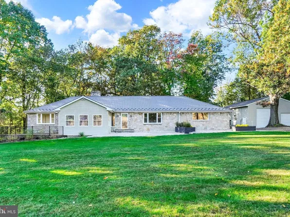 45 Gravel Hill Rd, Mount Wolf, PA 17347