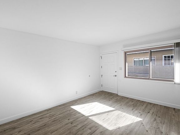 4th image of 818-820 E Grand Ave