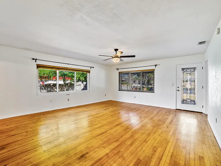 1652 Berkshire Ave — Photo 14