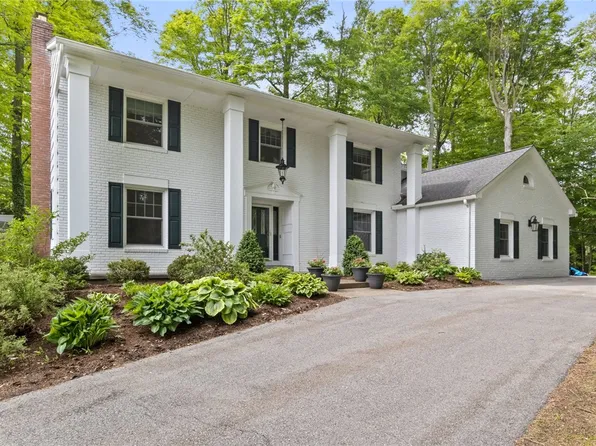 22 Whitecliff Dr, Pittsford, NY 14534