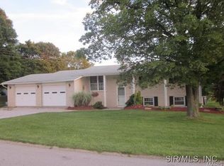 11 Magnolia St, Wood River, IL 62095
