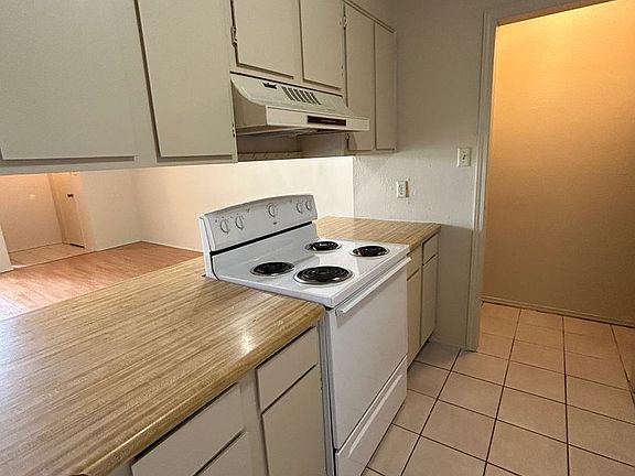 5th image of 905 NE Rogers Ln Unit 2