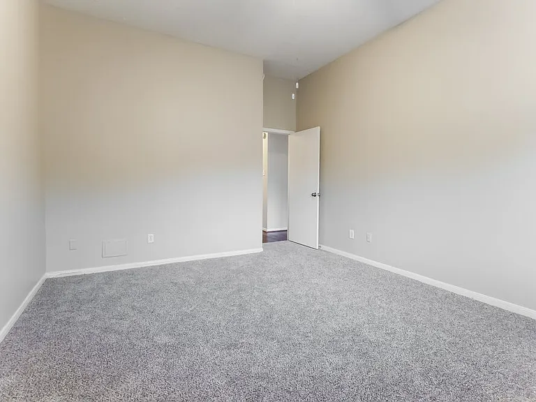 28906 Loddington St — Photo 8