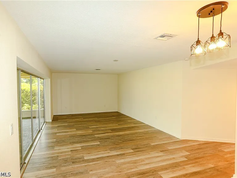5654 Eichen Cir W — Photo 2