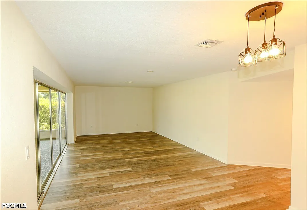 Building Photo - 5654 Eichen Cir W