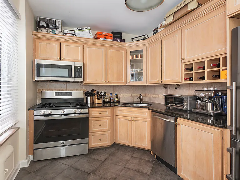 325 E 80th St #3B — Photo 6