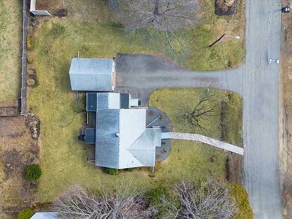 3rd image of 137 Bay State Rd