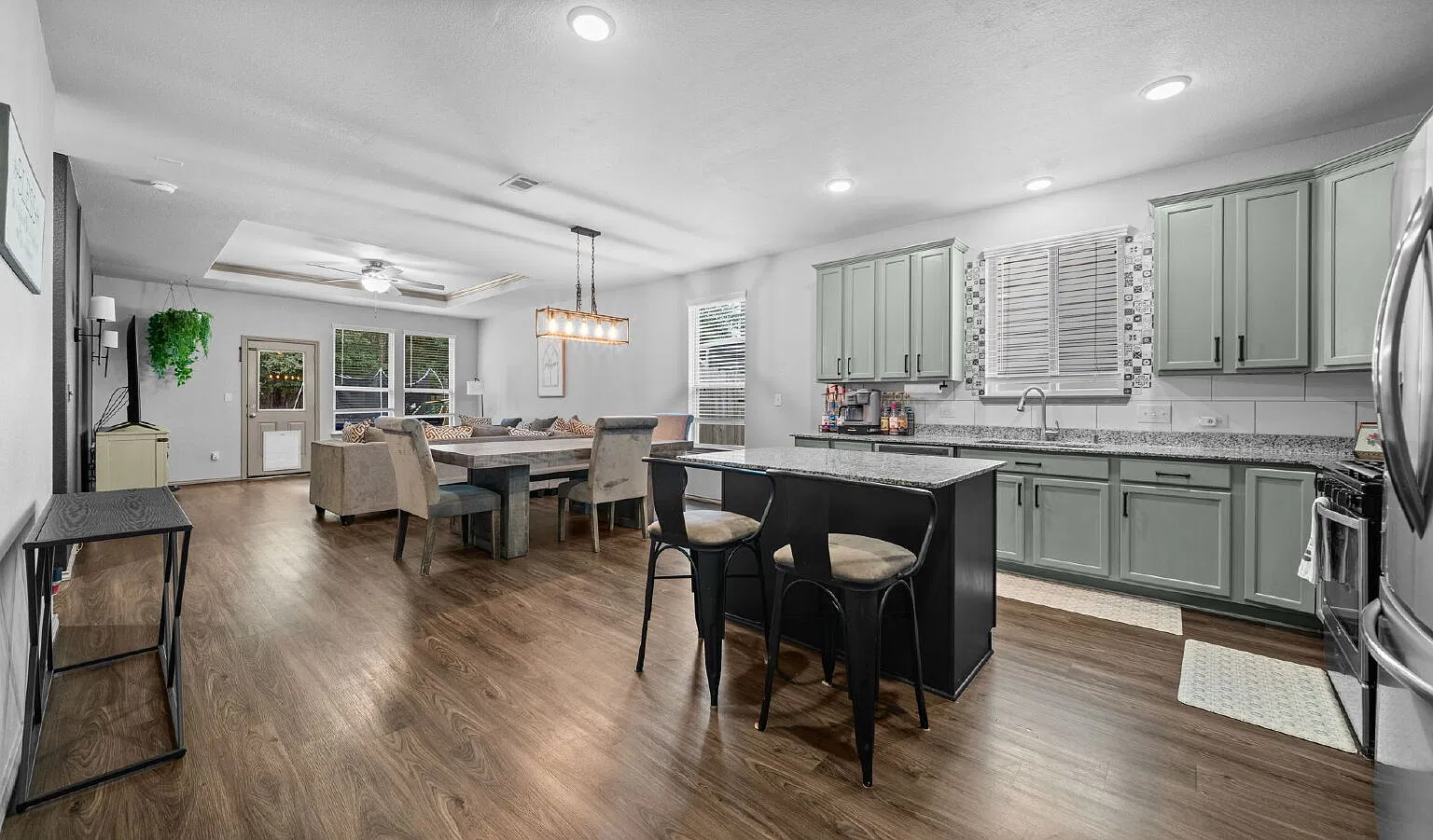 4 bed, 3.0 bath, 1899 sqft, $2,150 — Photo 4