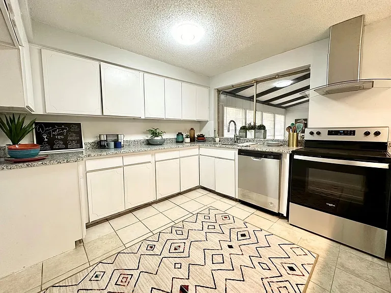 2111 Warwick Dr — Photo 13