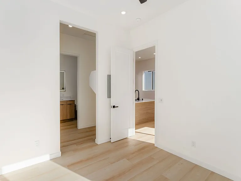 4603-4611 Almayo Ave — Photo 17