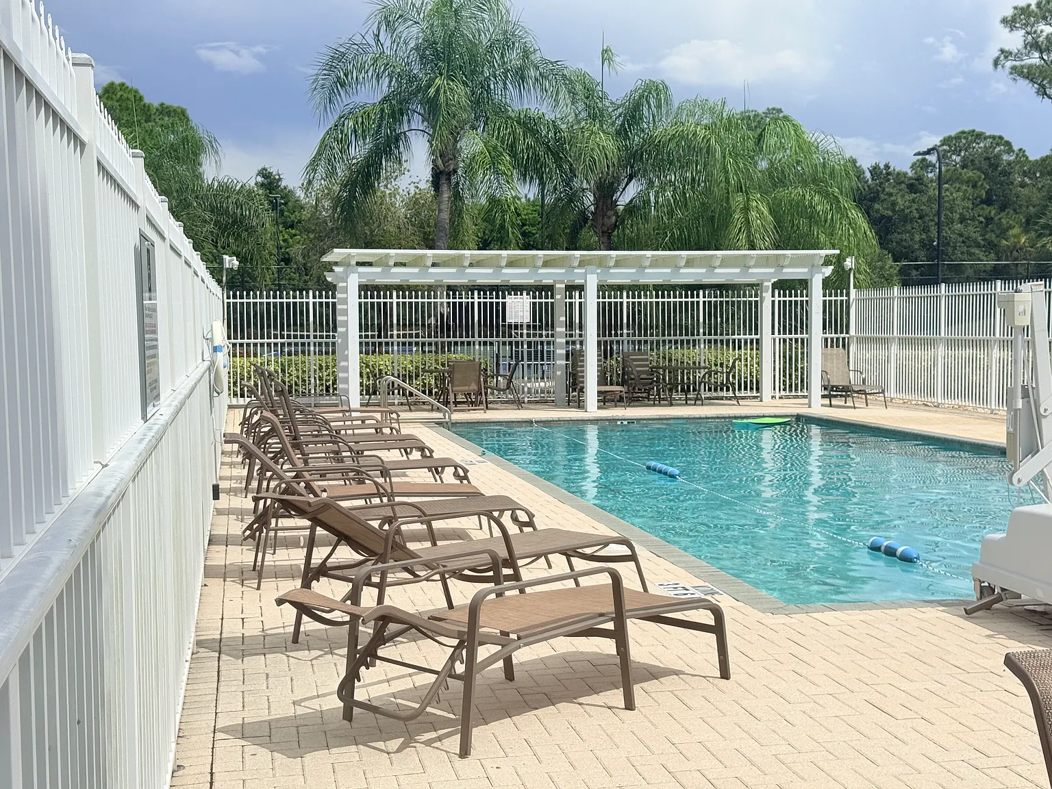 3 bed, 1643 sqft, $2,400 — Photo 2