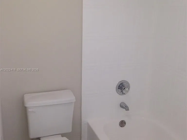 16909 N Bay Rd #520 — Photo 10