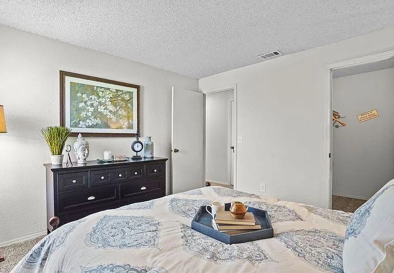 Silver Springs Apts. — Photo 9