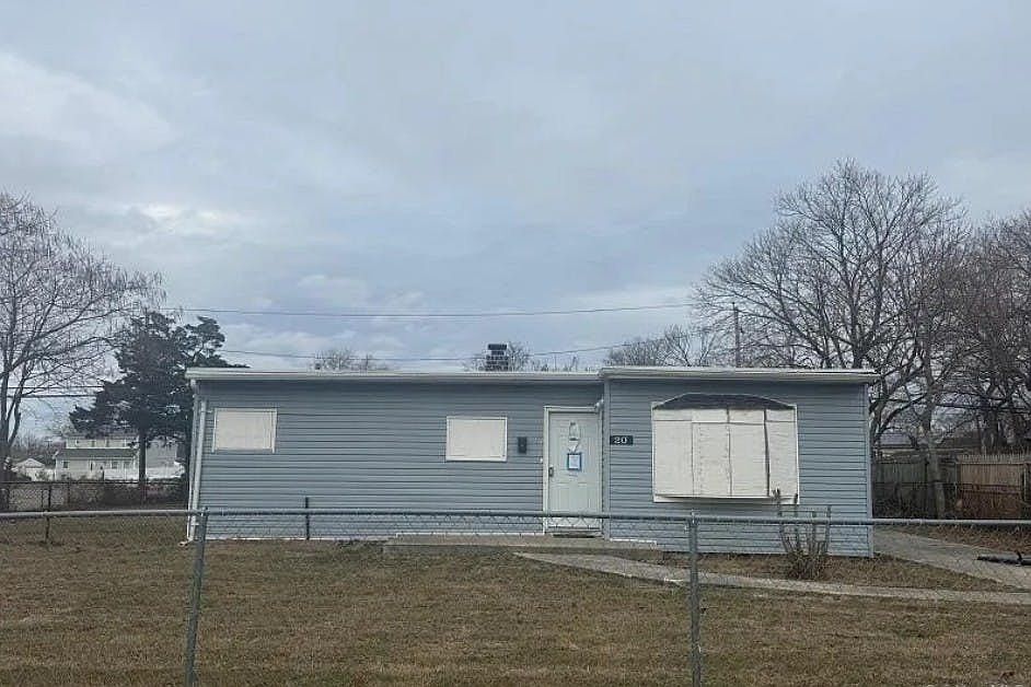 1st image of 20 Somerset Rd N