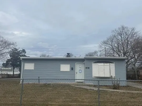 20 Somerset Rd N, Amityville, NY 11701