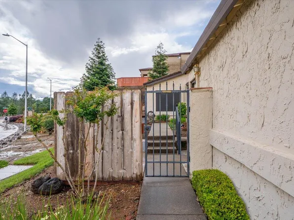 696 Buckthorn Dr, Redding, CA 96003