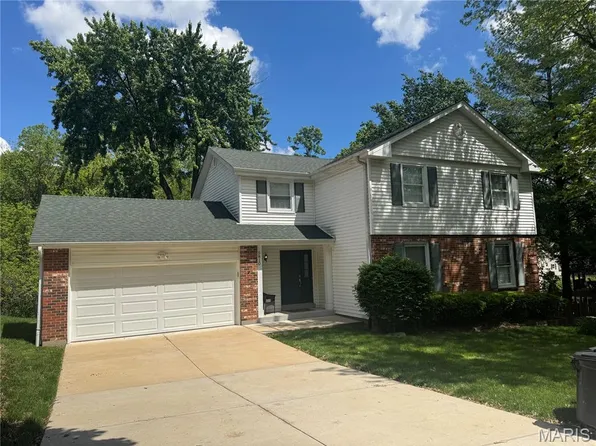 5810 White Pine Dr, Saint Louis, MO 63129