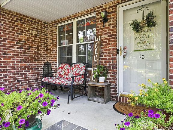 3rd image of 10 Sprucewood Boulevard