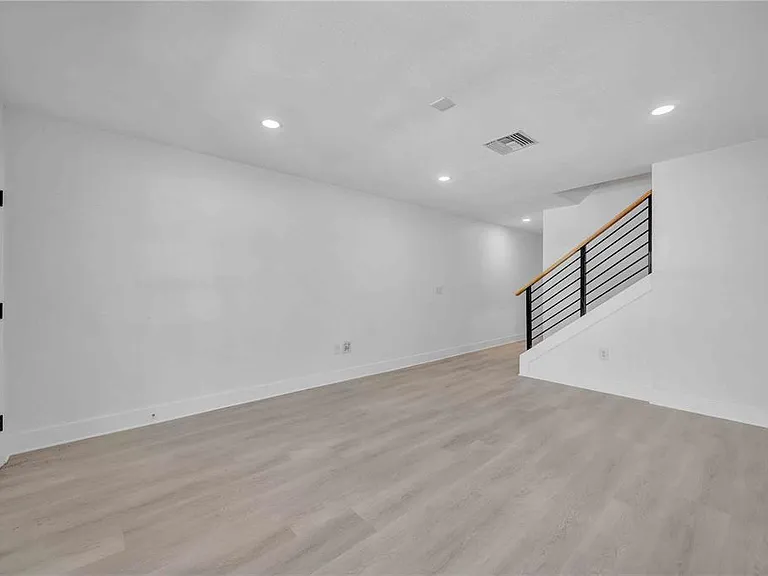 727 Kensington Lake Cir — Photo 6