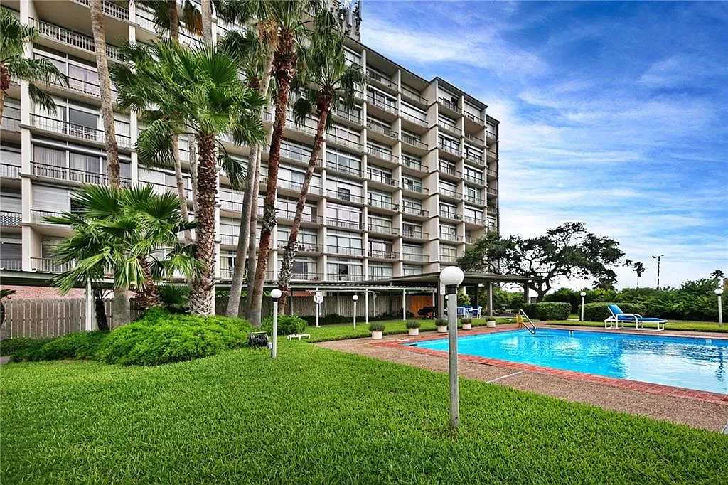 2 bed, 939 sqft, $2,100 — Photo 1