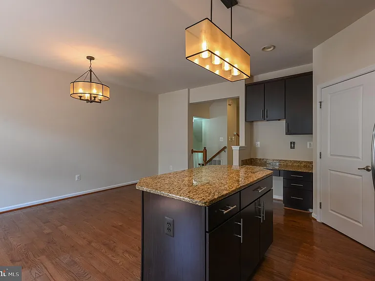 3707 Hansberry Ct NE — Photo 3