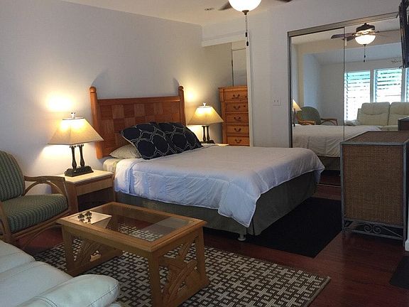 Queen bed. Large closet with lots of shelving.