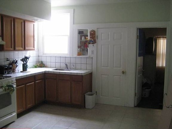 5th image of 573 Hanover St